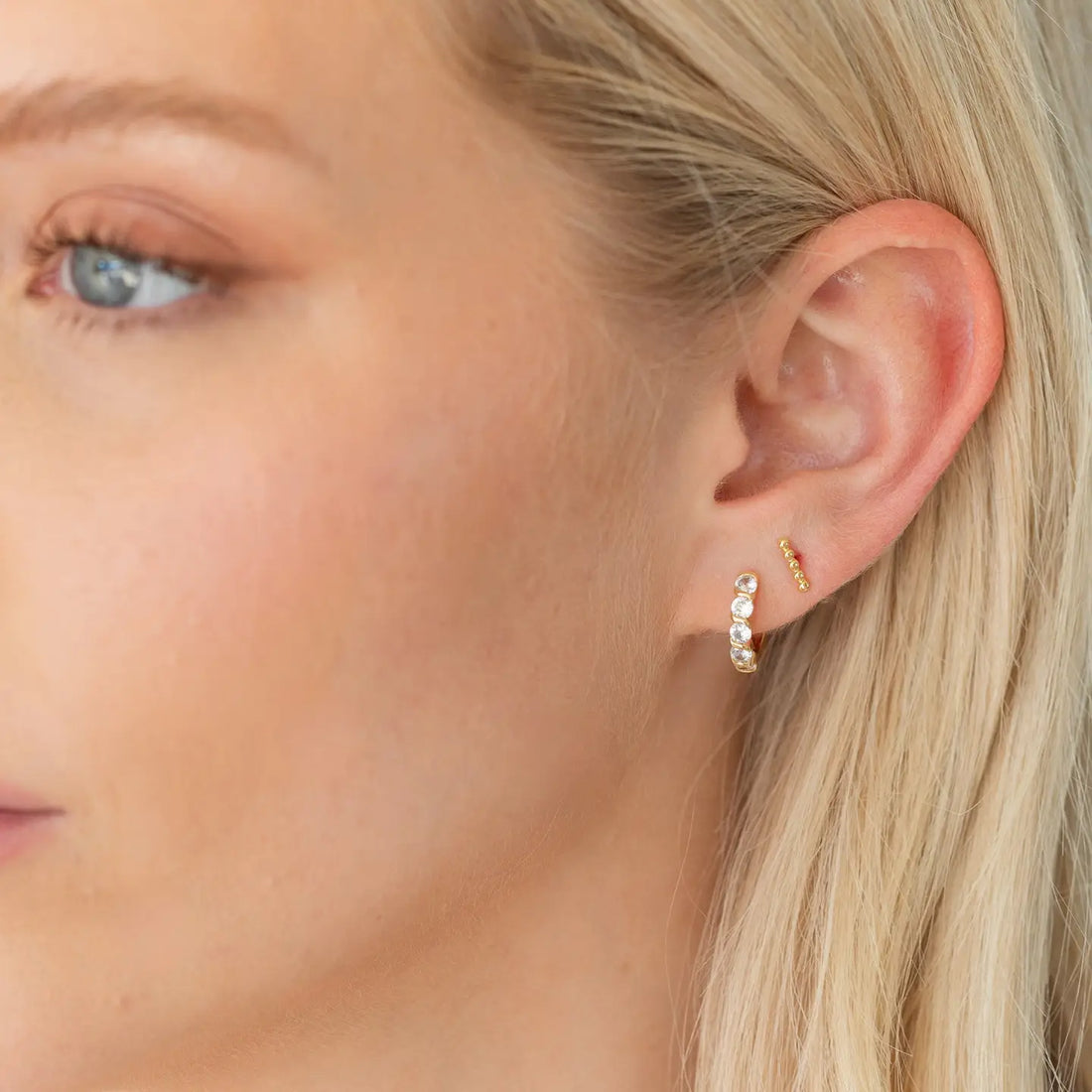 Splendid Iris, Simple Dot Bar Stud