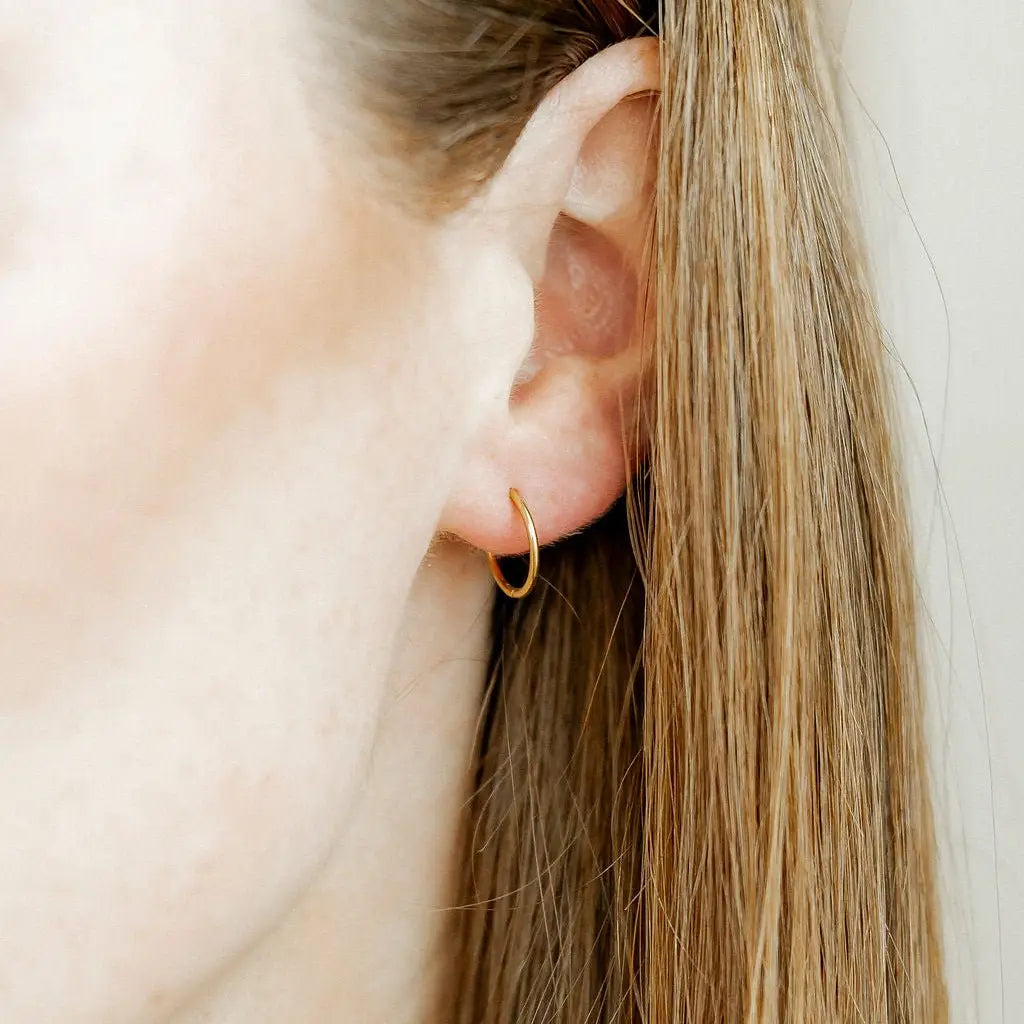 Linny Co- huggie earrings Ava Gold 8 mm